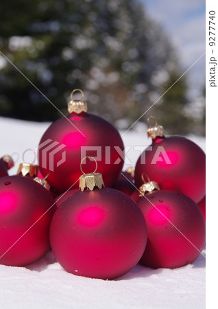 many red baubles 9277740