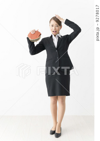 サイフを持つスーツ姿の女性 サイフを持つスーツ姿の女性 9278017
