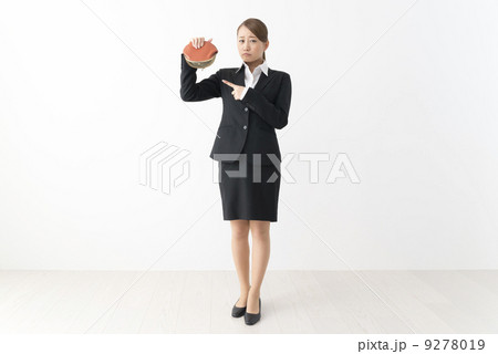 サイフを持つスーツ姿の女性 9278019