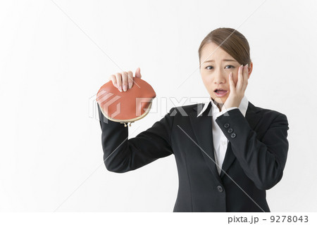 サイフを持つスーツ姿の女性 9278043