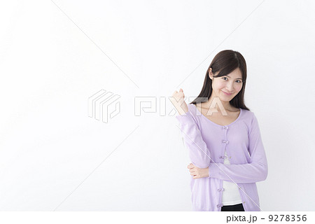 ガッツポーズする女性 9278356