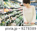 スーパーマーケットで買い物をする女性 9278389