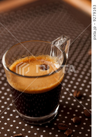 Coffee cup and beans 9279163