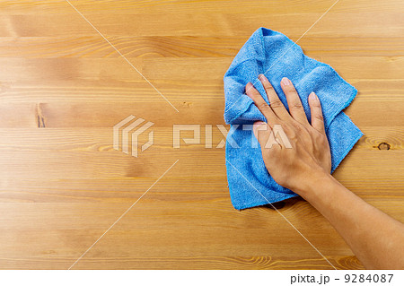 Cleaning table by hand 9284087