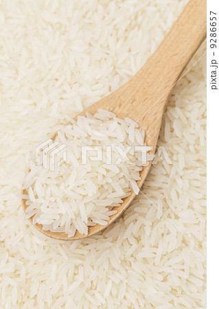 White rice on teaspoon 9286657