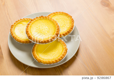 Egg tarts on plate 9286867