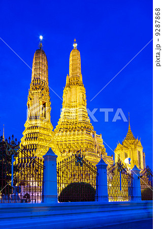 Wat Arun in Bangkok at night 9287868