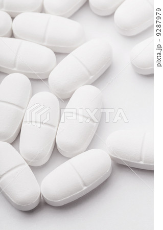 White pills isolated on white 9287979