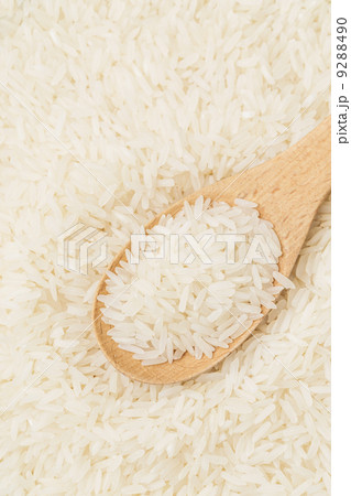 White rice on teaspoon 9288490