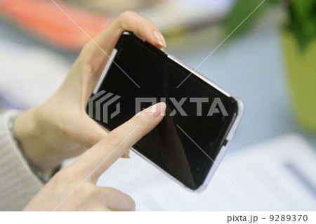 スマホを持つ女性 9289370