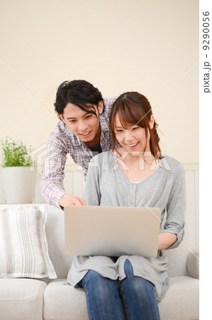 パソコンを教える夫婦 パソコンを教える夫婦 9290056