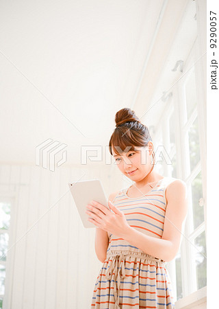 タブレットをする女性 タブレットをする女性 9290057