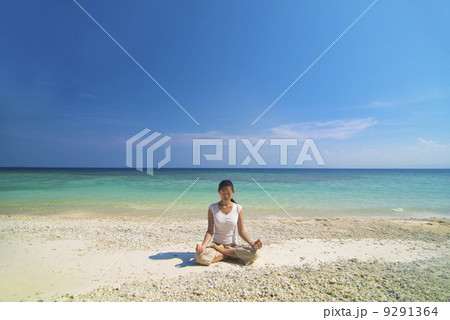 asian female performing beach yoga asian female performing beach yoga 9291364