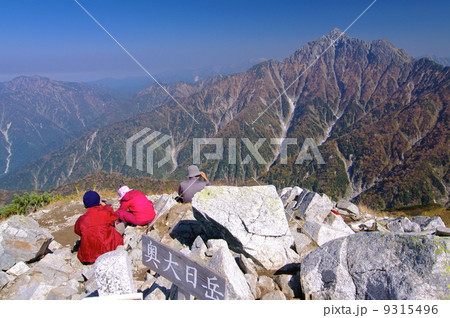 奥大日岳から見た剱岳と登山者 9315496