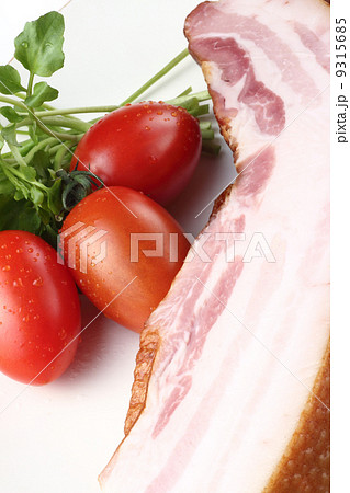 ベーコンとトマトのアップ 9315685