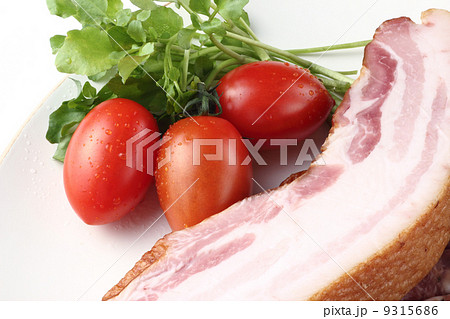 ベーコンとトマトのアップ 9315686