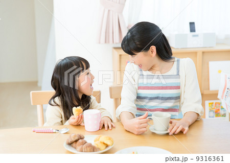 食卓の家族 食卓の家族 9316361