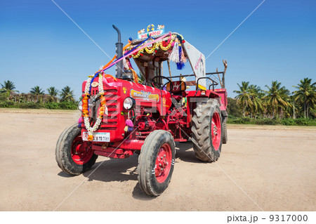 Decorated tractor 9317000