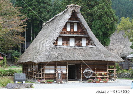 五箇山合掌造りの建物 9317650