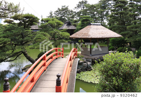 香川県丸亀市「中津万象園(丸亀藩京極家の回遊式大名庭園)」の(手前から)観月橋、魚楽亭、観潮楼を見る 香川県丸亀市「中津万象園(丸亀藩京極家の回遊式大名庭園)」の(手前から)観月橋、魚楽亭、観潮楼を見る 9320462