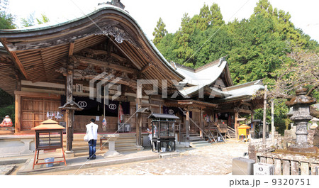 四国霊場第35番札所「清瀧寺」本堂(右)と大師堂 四国霊場第35番札所「清瀧寺」本堂(右)と大師堂 9320751