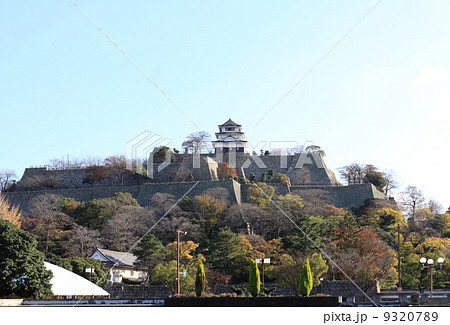 香川県丸亀市「丸亀城(亀山公園)」石垣と天守閣(現存天守) 香川県丸亀市「丸亀城(亀山公園)」石垣と天守閣(現存天守) 9320789
