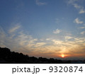 冬のはじめの夕日 9320874