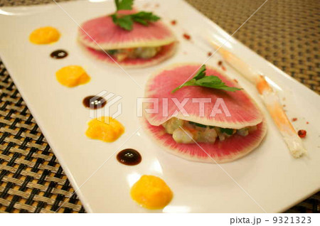 紅芯大根のラヴィオリ仕立て スカンピとアボカドのタルタルを詰めて 紅芯大根のラヴィオリ仕立て スカンピとアボカドのタルタルを詰めて 9321323