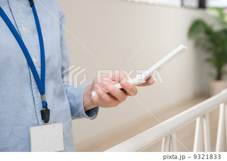 携帯電話を持つ女性 9321833