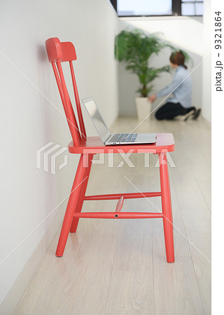 ノートパソコンと椅子 9321864