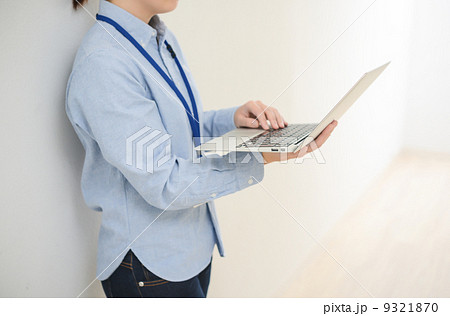 ノートパソコンと女性 9321870