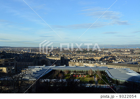 カールトン・ヒルから見下ろすエディンバラの街並み(新市街・海) カールトン・ヒルから見下ろすエディンバラの街並み(新市街・海) 9322054