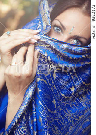 Lady in sari 9322172