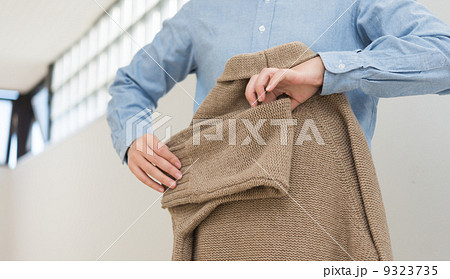 衣類を畳む 9323735