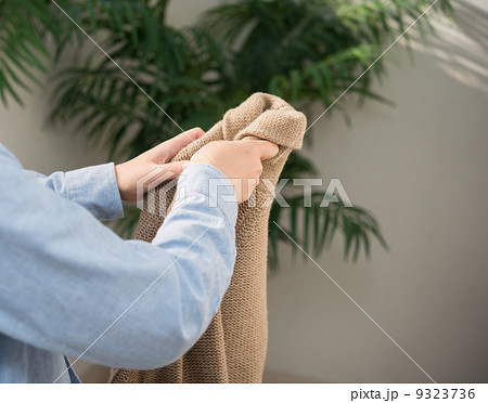 衣服を畳む 9323736