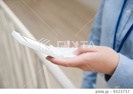 スマートフォンを操作する女性 9323737