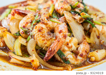 Stir fried shrimps and curry paste. 9324019