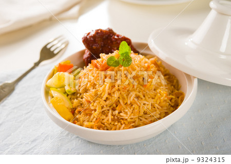 Biryani chicken rice cooked in arab style tajine with traditiona Biryani chicken rice cooked in arab style tajine with traditiona 9324315