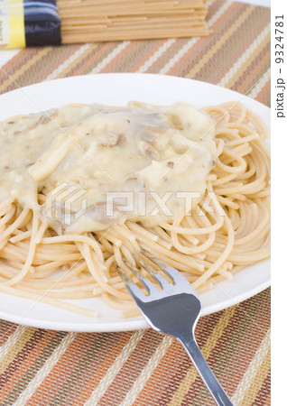 Spaghetti carbonara pasta 9324781