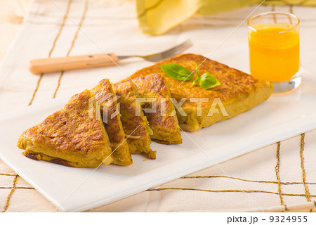 Eastern traditional shawarma plate with sauce. 9324955