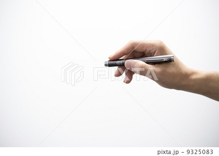 レーザーポインターを持った男性の手 9325083