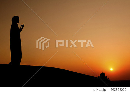 silhouette muslim woman praying 9325302