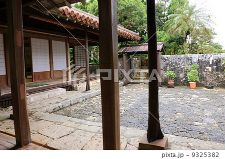 代表的な沖縄の農家　中村家 9325382