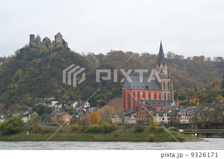 ライン川と小さな町　ドイツ 9326171