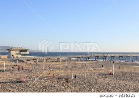 夏の海とビーチバレー 9326225