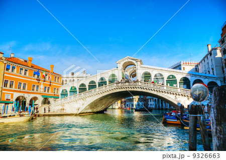 Rialto Bridge (Ponte Di Rialto) in Venice, Italy 9326663