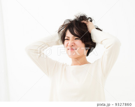 悩む女性 悩む女性 9327860