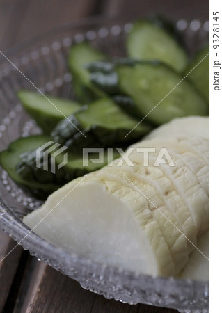 家で漬けたキュウリと大根のビール漬 9328145