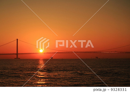 明石海峡の朝日 9328331