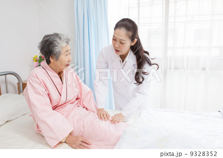 シニアの膝をさわる医師 9328352